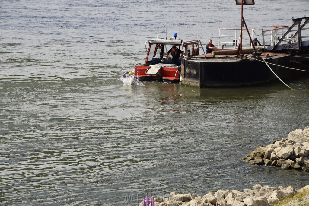 Uebung BF Taucher und Presse Koeln Zoobruecke Rhein P145.JPG - Miklos Laubert